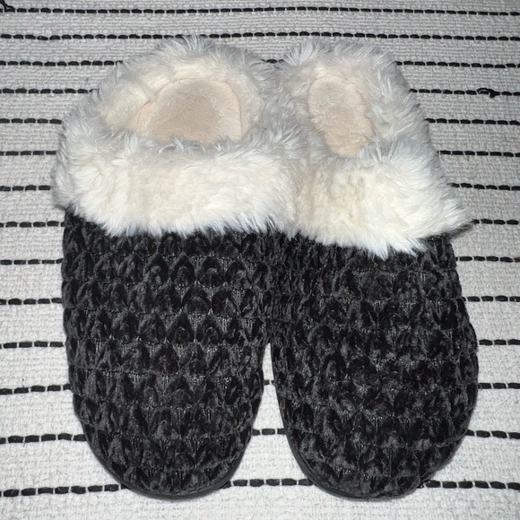 Isotoner NWOT Memory Foam Black and Cream Slippers - Picture 1 of 3
